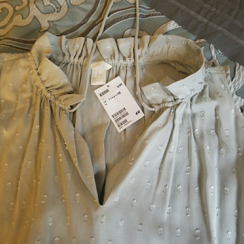 NWT....Cute blouse that ties in front